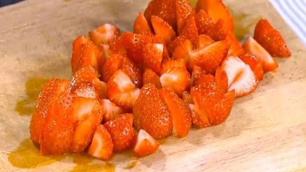 Рецепт сладкой брускетты с рикоттой и клубникой