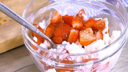 Рецепт сладкой брускетты с рикоттой и клубникой