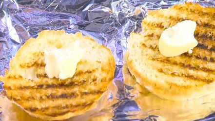 Рецепт сладкой брускетты с рикоттой и клубникой