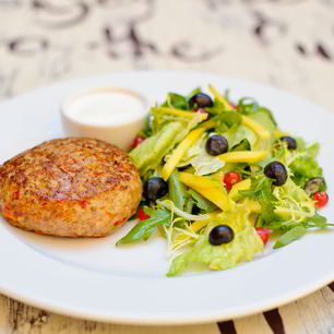 Рецепт Бургера из индейки с зеленым салатом и фермерской сметаной