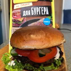 Рецепт Бургера из мраморной говядины с овощами и йогуртовым соусом