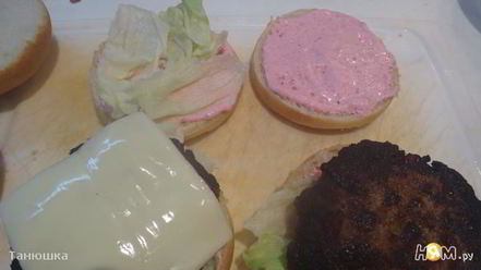 Рецепт бургера по-кадженски с соусом из хрена и сметаны