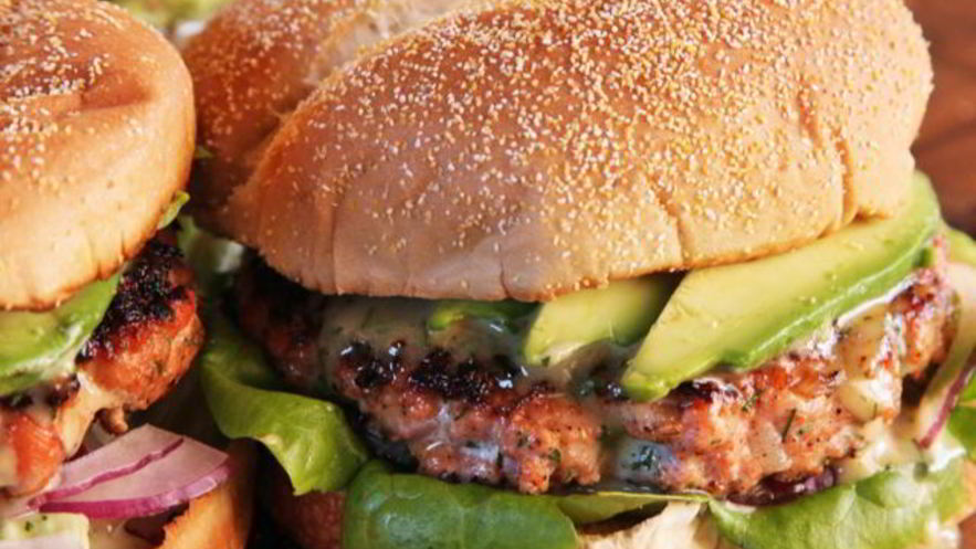 Рецепт бургера с говядиной и заправкой из натурального йогурта