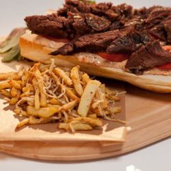 Рецепт Бургера с говяжьей грудинкой и овощами фри