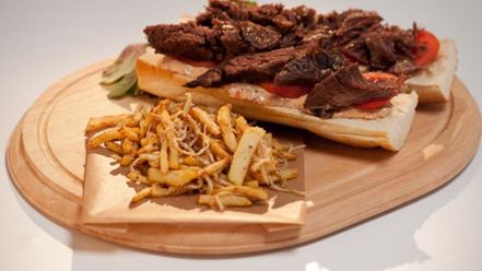 Рецепт бургера с говяжьей грудинкой и овощами фри