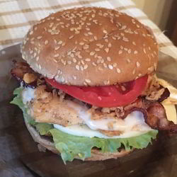 Рецепт Бургера с курицей, беконом, сыром и чесночным соусом