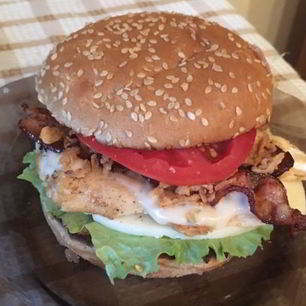 Рецепт Бургера с курицей, беконом, сыром и чесночным соусом