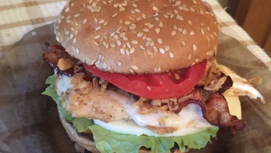 Рецепт бургера с курицей, беконом, сыром и чесночным соусом