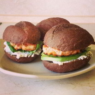 Рецепт Бургера с семгой и авокадо