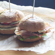 Рецепт Бургеров с курицей и беконом