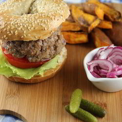 Рецепт Гамбургера из говядины с чипсами из сладкого картофеля