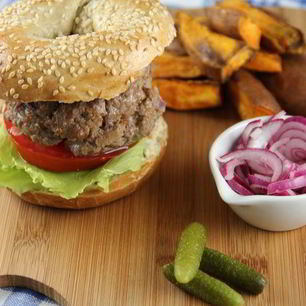 Рецепт Гамбургера из говядины с чипсами из сладкого картофеля