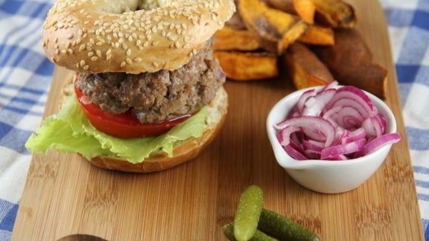 Рецепт гамбургера из говядины с чипсами из сладкого картофеля