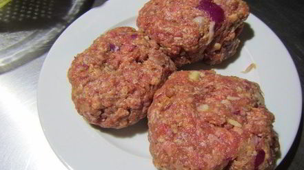 Рецепт гамбургера из говядины с чипсами из сладкого картофеля