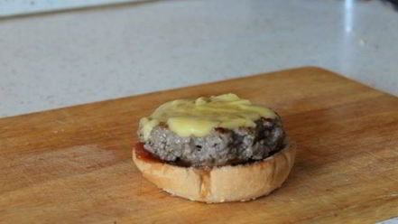 Рецепт мексиканского бургера с манговой сальсой и козьим сыром