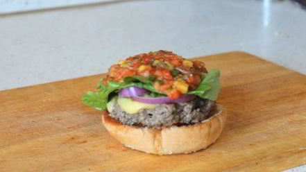 Рецепт мексиканского бургера с манговой сальсой и козьим сыром