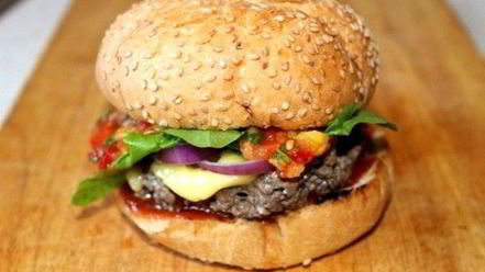 Рецепт мексиканского бургера с манговой сальсой и козьим сыром