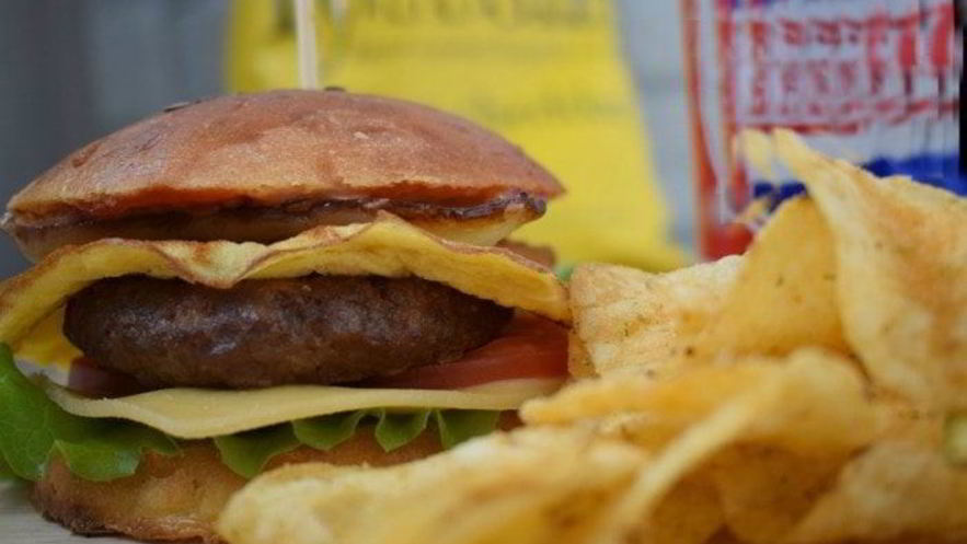 Рецепт сочного бургера с омлетом