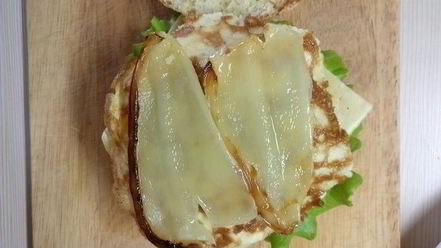 Рецепт сочного бургера с омлетом