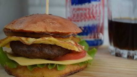 Рецепт сочного бургера с омлетом