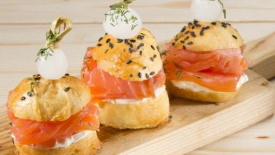 Рецепт закусочных мини-бургеров с семгой