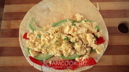 Рецепт буррито с авокадо и яичницей-скрэмбл