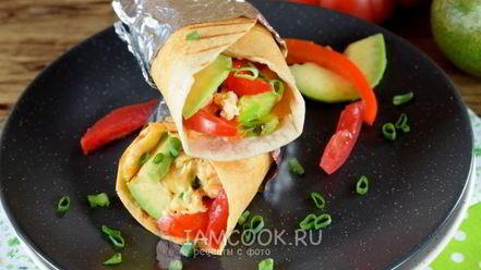 Рецепт буррито с авокадо и яичницей-скрэмбл