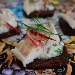 Рецепт Бутерброда с белой рыбой и соусом из йогурта и каперсов