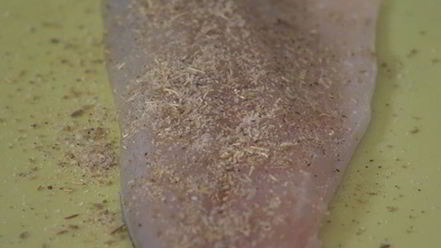 Рецепт бутерброда с белой рыбой и соусом из йогурта и каперсов