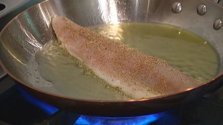 Рецепт бутерброда с белой рыбой и соусом из йогурта и каперсов