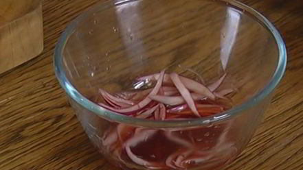 Рецепт бутерброда с белой рыбой и соусом из йогурта и каперсов