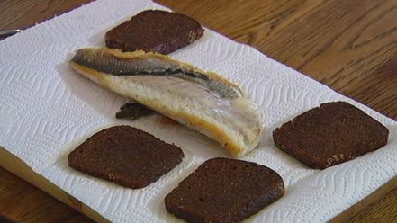 Рецепт бутерброда с белой рыбой и соусом из йогурта и каперсов