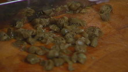 Рецепт бутерброда с белой рыбой и соусом из йогурта и каперсов