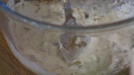 Рецепт бутерброда с белой рыбой и соусом из йогурта и каперсов