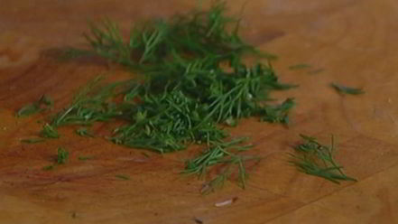 Рецепт бутерброда с белой рыбой и соусом из йогурта и каперсов