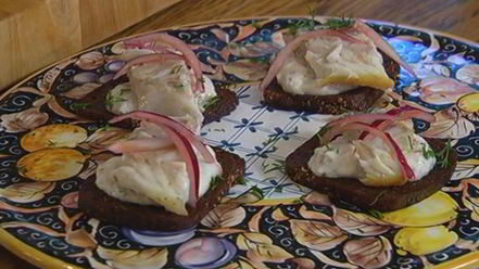 Рецепт бутерброда с белой рыбой и соусом из йогурта и каперсов