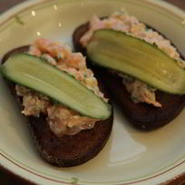 Рецепт Бутерброда с семгой и солеными огурцами