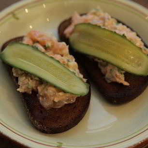 Рецепт Бутерброда с семгой и солеными огурцами