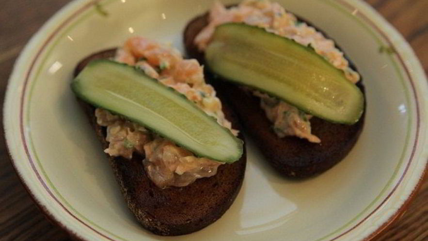 Рецепт бутерброда с семгой и солеными огурцами