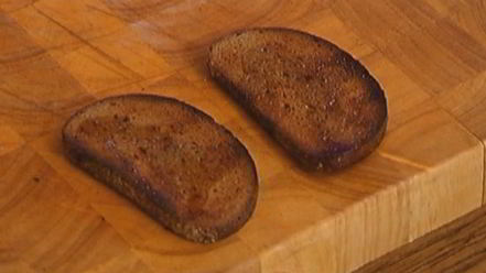 Рецепт бутерброда с семгой и солеными огурцами