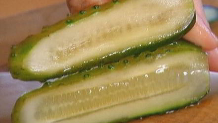 Рецепт бутерброда с семгой и солеными огурцами