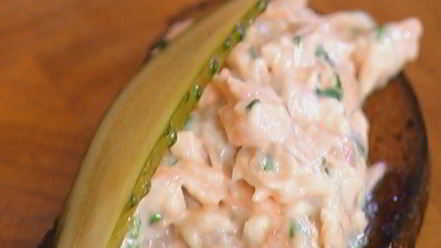 Рецепт бутерброда с семгой и солеными огурцами