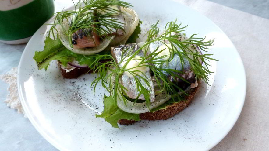 Рецепт бутерброда с соленой селедкой и редисом