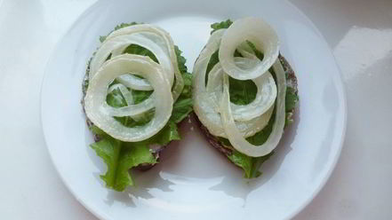 Рецепт бутерброда с соленой селедкой и редисом