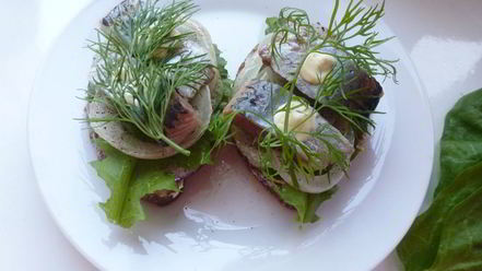 Рецепт бутерброда с соленой селедкой и редисом