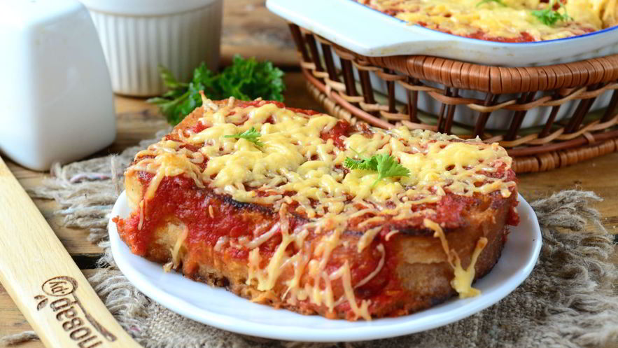 Рецепт бутербродов под сырно-томатной подушкой