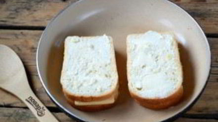 Рецепт бутербродов под сырно-томатной подушкой