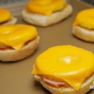 Рецепт Бутербродов с ананасом и сыром