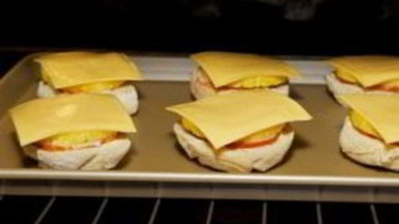 Рецепт бутербродов с ананасом и сыром