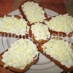 Рецепт Бутербродов с чесноком и рубленым яйцом